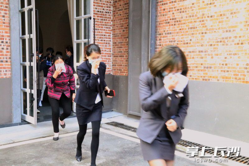 警报声响起，酒店工作人员和客人立即进行疏散。均为长沙晚报通讯员 冯运文 供图