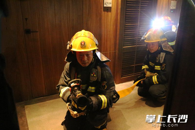 消防指战员深入“火场”，对“火情”进行处置。