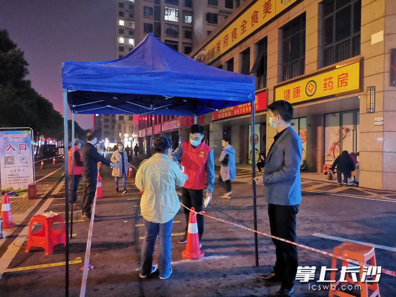 从清早到天黑，检测15小时“连轴转”。通讯员 李建兵 摄