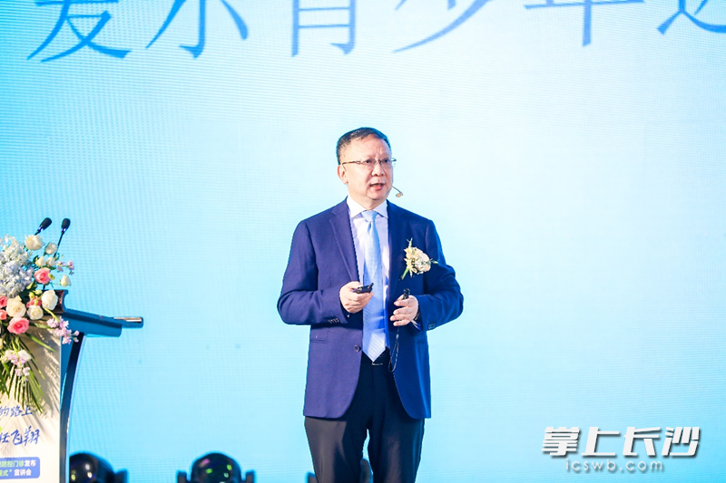 中华医学会眼科学分会眼视光学组副组长、中南大学爱尔眼科学院博士生导师杨智宽教授发表题为《聚焦国策，近视防控》的演讲。