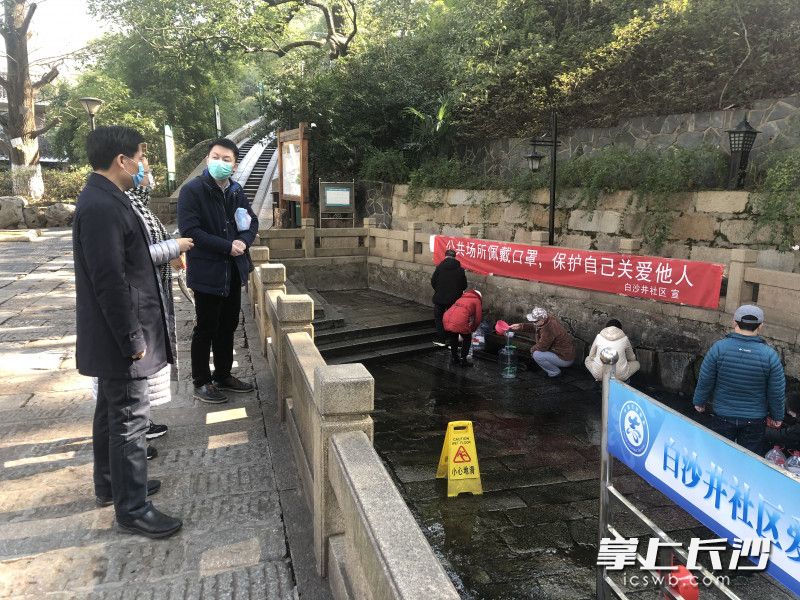 防控人员在白沙古井周边进行走访排查。