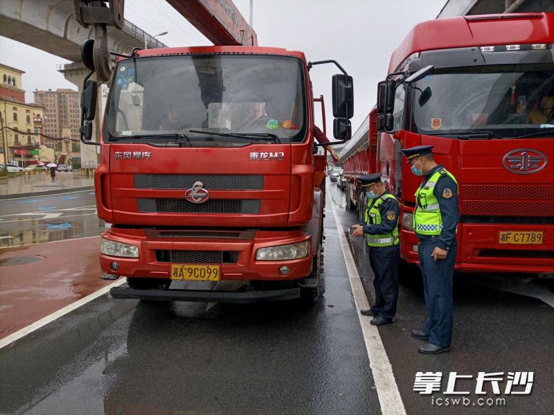 工作人员在检查货运车辆。通讯员 王庆忠 供图