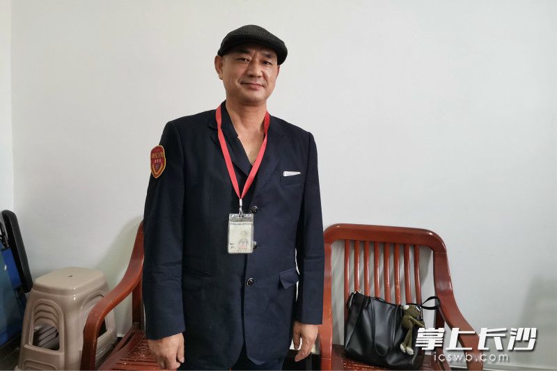 11月1日，热心的148路公交车司机胡立佳接受记者采访时表示，自己只是做了分内之事。长沙晚报实习生程韫玉 全媒体记者 刘琦 摄影报道