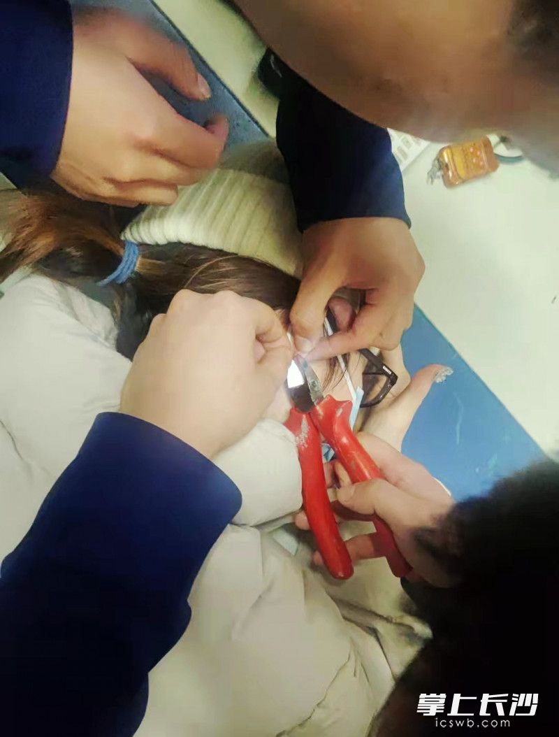 红星消防救援站消防员帮女子将耳钉取下。长沙晚报通讯员 杨慧 供图
