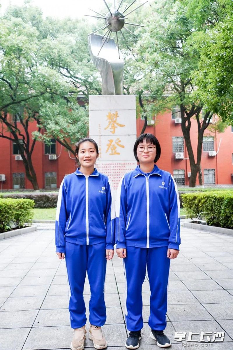 湖南师大附中的王秭如（右）、向芊蓓（左）两位“数学小才女”获得了首届丘成桐女子数学竞赛诺特奖。长沙晚报通讯员 苏晓玲 摄