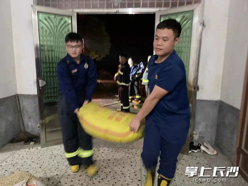 灭火过程中及火灾扑灭后，消防队员帮村民将稻谷转移至安全地带，减少损失。均为长沙晚报通讯员 胡宇波 供图