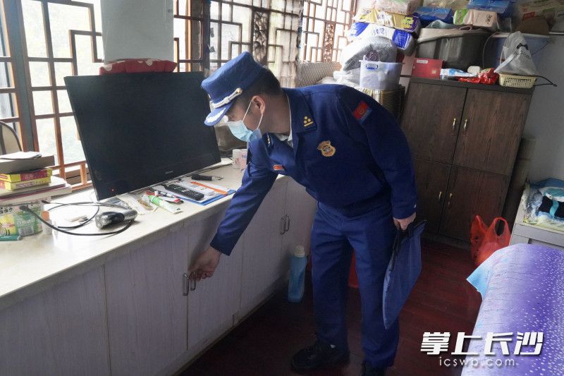 恒晟五金产品经营部在仓库二楼违规设置4间宿舍。均为长沙晚报通讯员 冯运文 供图