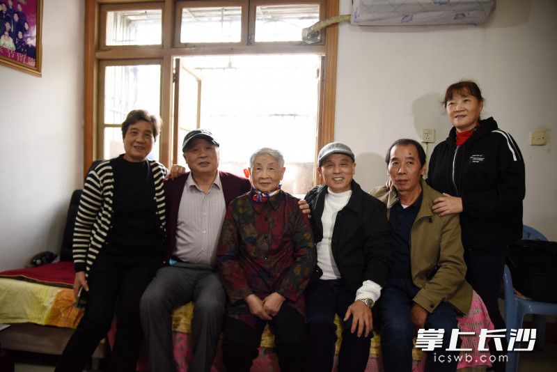 高富莲老人（左三）和她的五个子女经常一起出游。长沙晚报全媒体记者 刘琦 摄
