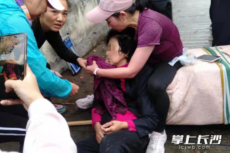 事发当日，见老人晕倒在地，岳麓蓝天救援队女队员易雪果断上前施救。均为受访者供图