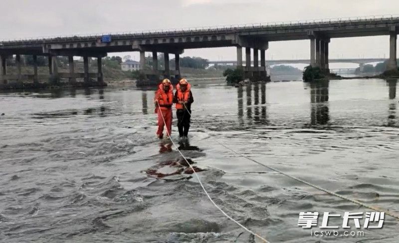 经过1小时左右的紧张救援，被困男子被成功救上岸。长沙晚报通讯员 消防员 供图