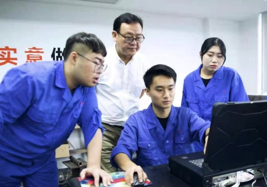 老师在指导学生开展创业实践项目。学校供图 老师在指导学生开展创业实践项目。学校供图