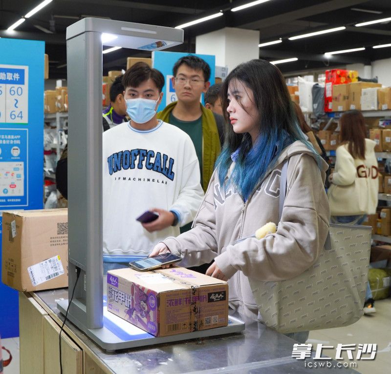 一名学生正在使用中南大学新引进的快递无人扫码机。均为长沙晚报全媒体记者 刘晓敏 摄
