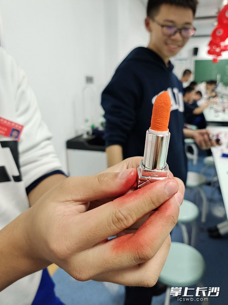 指导学生亲手为妈妈制作口红。