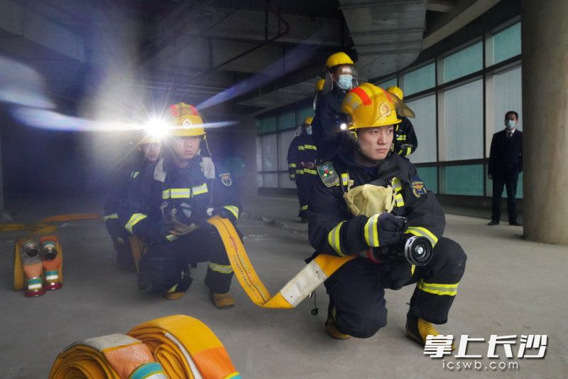 消防指战员迅速赶至“起火”楼层，处置“火情”。长沙晚报通讯员 冯运文 摄