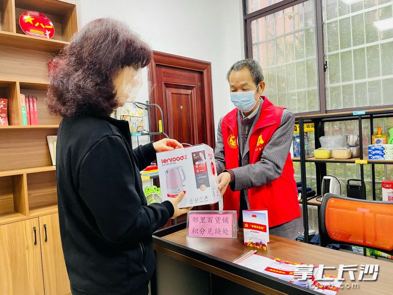 公租房住户用大额积分兑换小家电。 全媒体记者 李卓 摄