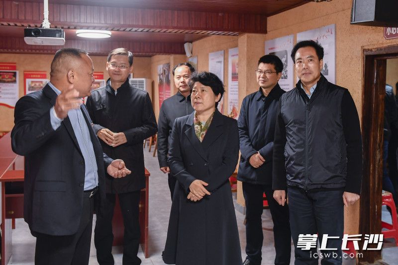 11月7日上午，省委常委、市委书记吴桂英在望城区白箬铺镇黄泥铺村赵家新屋美丽屋场调研。长沙晚报全媒体记者 余劭劼 摄