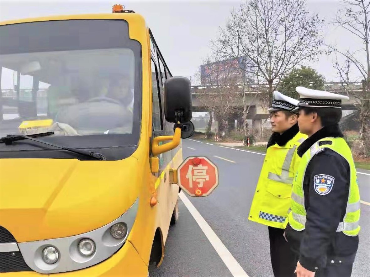宁乡市开展交通安全宣传活动，交警正在对校车进行安全“大体检”。长沙晚报全媒体记者 张禹 通讯员 张卉宇 摄影报道