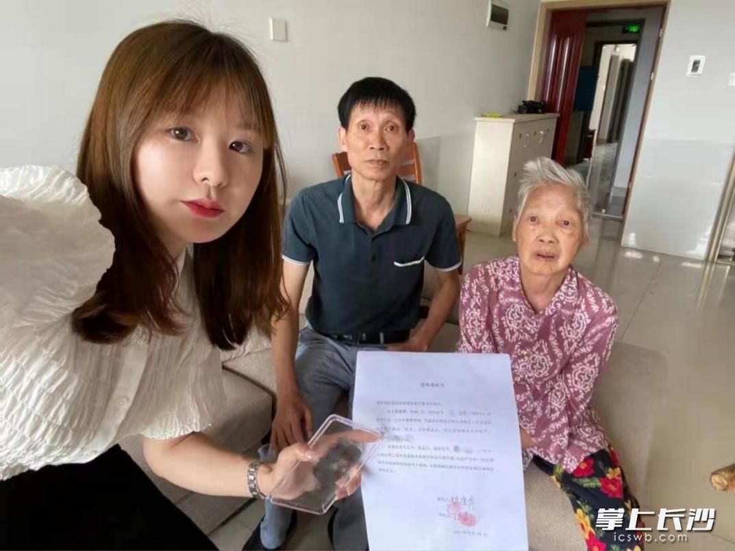 工作人员上门为张奶奶提供社保认证服务。  均为通讯员供图