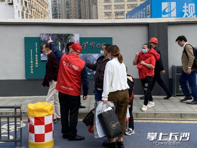 志愿者为市民提供指路服务。受访者供图