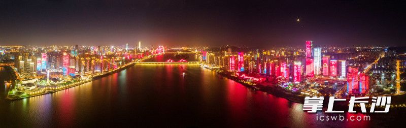 11月8日、9日晚，长沙湘江两岸上演消防主题灯光秀。长沙晚报通讯员 唐雄杰 供图