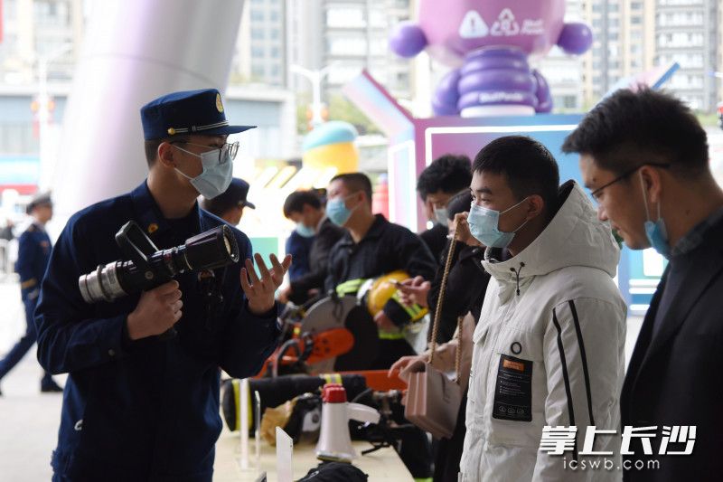 在位于开福区的大悦城商场，消防指战员教群众学用灭火器，并介绍消防器材。长沙晚报全媒体记者 刘琦 摄