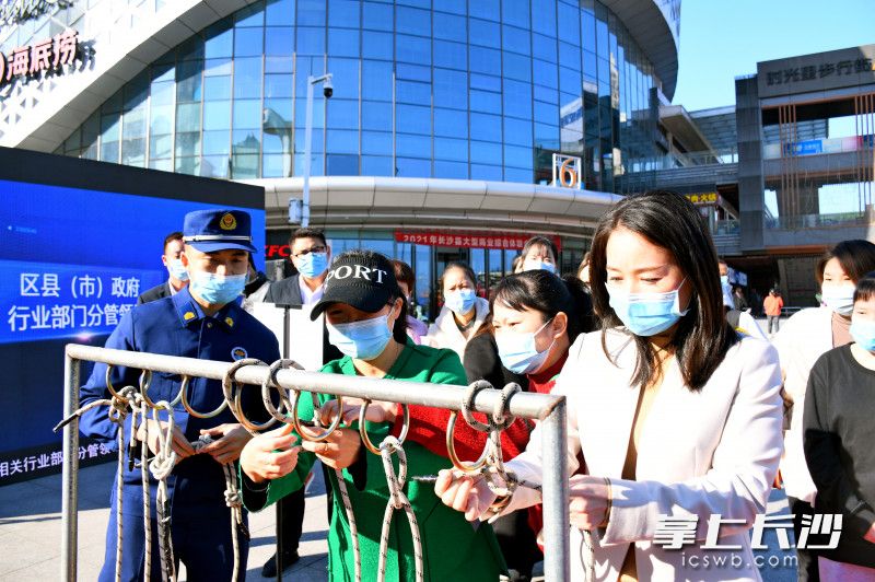 在长沙县，“火焰蓝”展示灭火救援装备，教群众学逃生结绳的方法。长沙晚报通讯员 胡宇波 供图