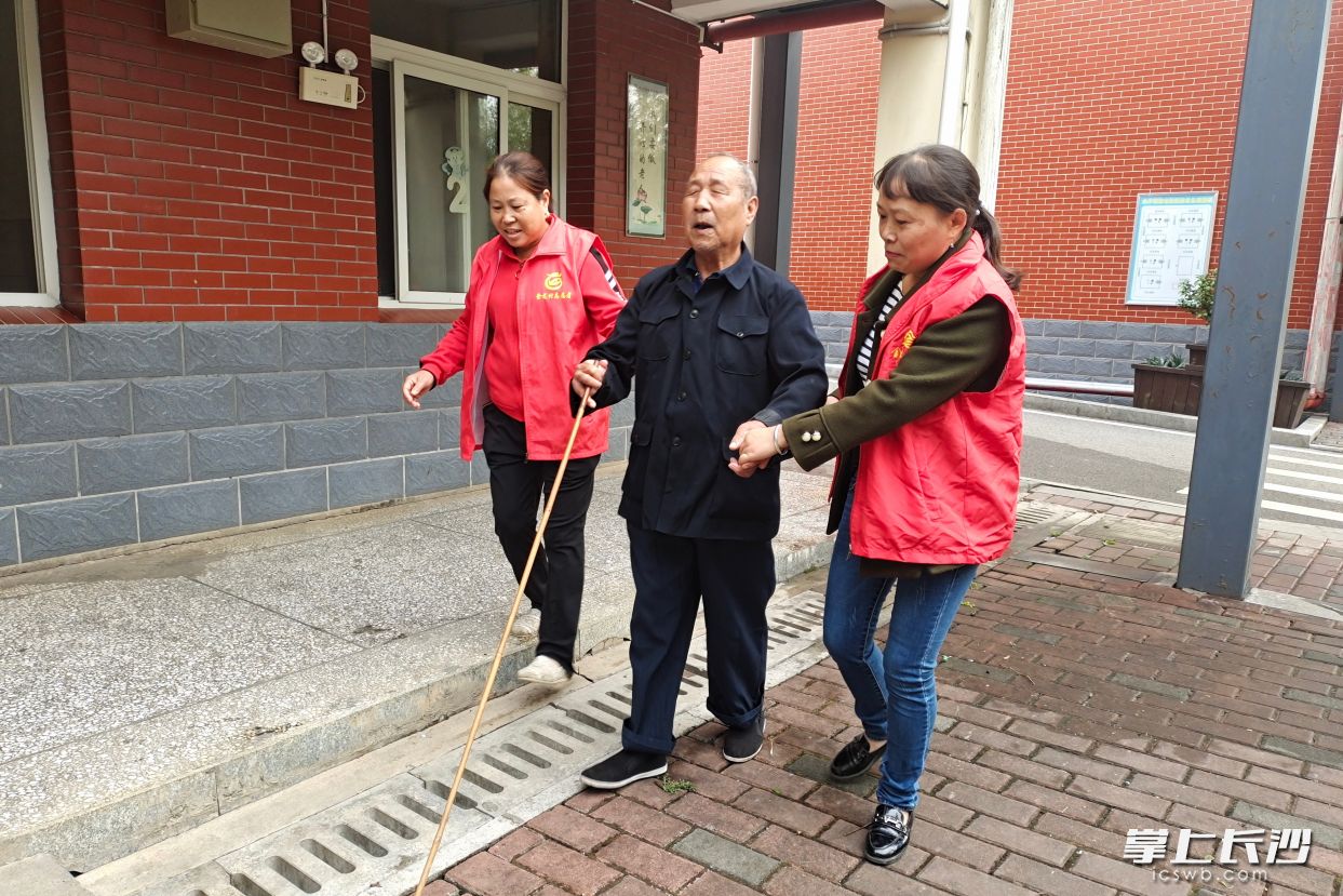 “金牌嫂子”在金井敬老院开展邻里守望敬老孝老活动。