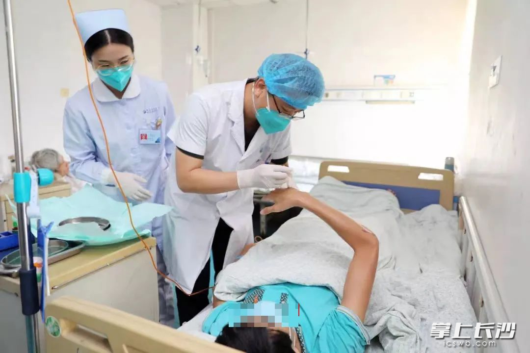 医护人员在对患者进行抗结核治疗。  医院供图 医护人员在对患者进行抗结核治疗。  医院供图