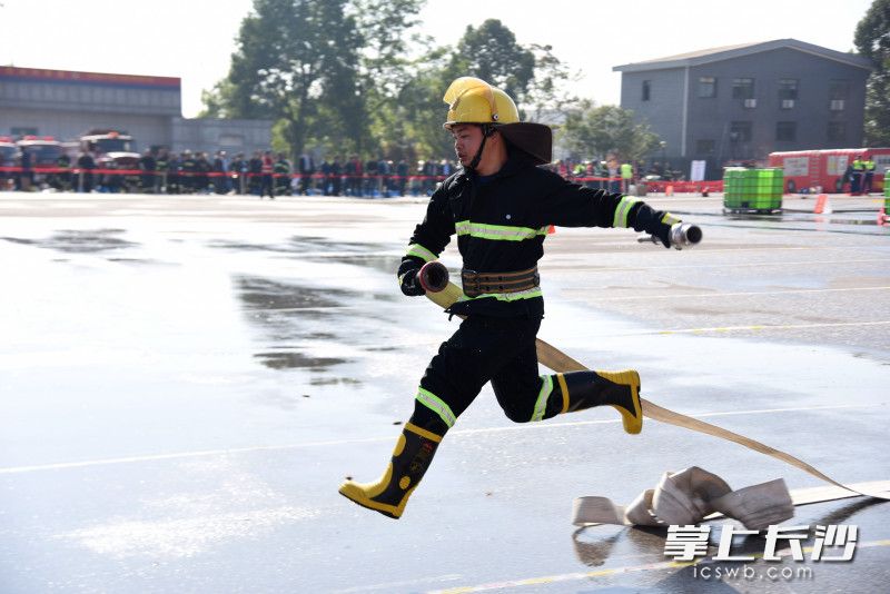 参赛队员手持水带，快速奔跑。长沙晚报全媒体记者 刘琦 摄