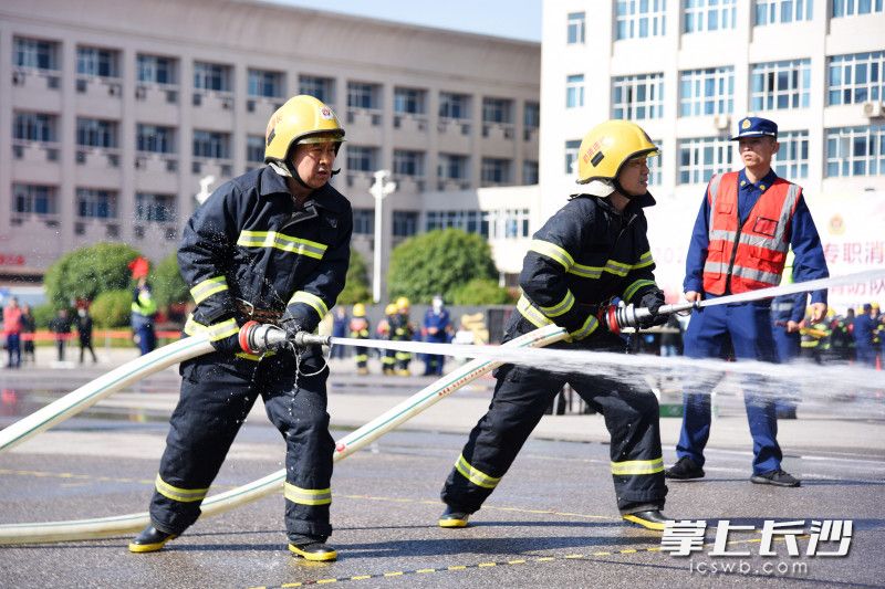 11月10日，2021年长沙市乡镇专职消防队、社区微型消防站、村志愿消防队技能大比武决赛举行，参赛队员在场上展开激烈角逐。长沙晚报全媒体记者 刘琦 摄