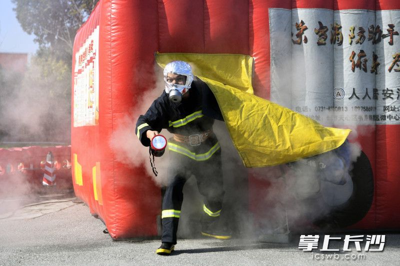 参赛队员参与模拟逃生屋救人操项目比赛。长沙晚报通讯员 唐雄杰 全媒体记者 刘琦 摄影报道