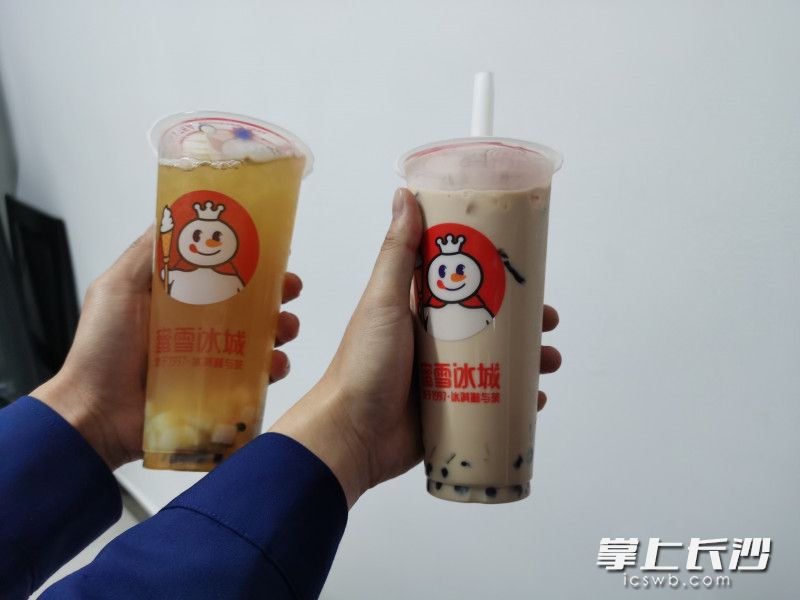 礼物中，有鲜花、奶茶、零食，还有同学们对消防指战员的祝福。