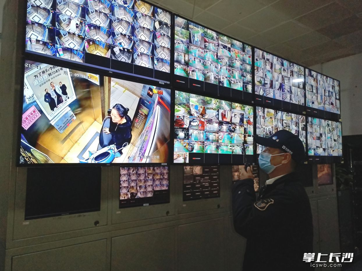 万家城小区内47台电梯装上“阻车系统”。  均为长沙晚报全媒体记者胡媛媛摄