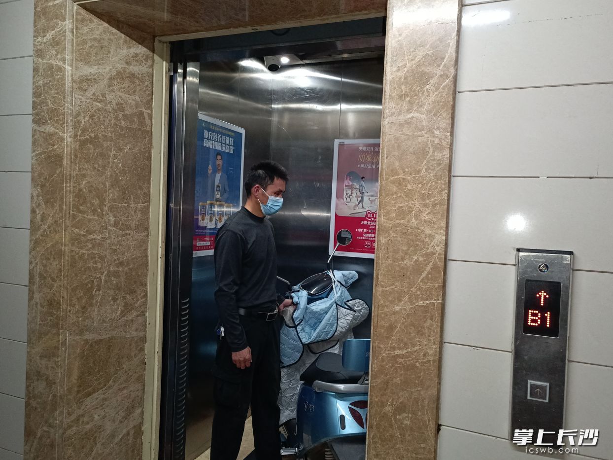 在万家城小区，电动车进入电梯后，梯厢上方的监控会发出示警声，梯门也会拒绝关闭。