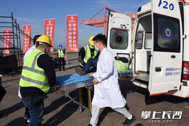 救援人员将轻伤员送上救护车。 全媒体记者 吴鑫矾 通讯员 杨曼 胡富君 摄