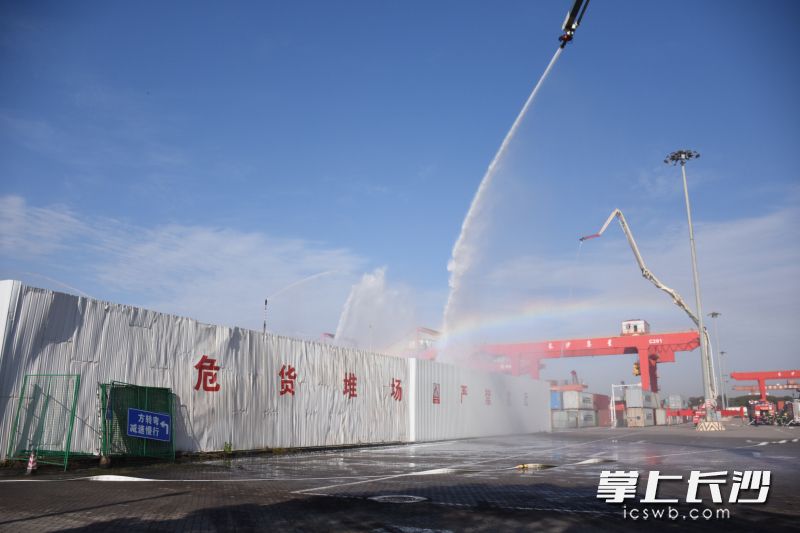 消防车灭火。 全媒体记者 吴鑫矾 通讯员 杨曼 胡富君 摄