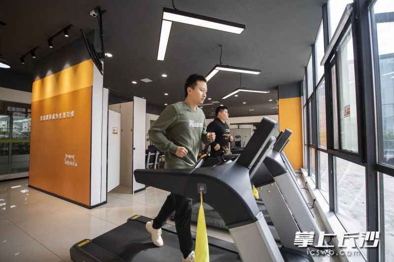 在位于芯城科技园的智慧社区健身中心，市民在自助进行锻炼。 