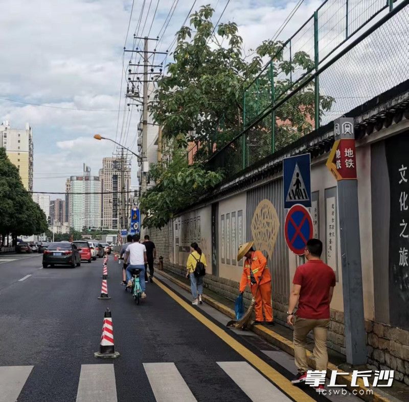 校门口的锥筒容易被压坏，李德明考虑用奖金更换一批。