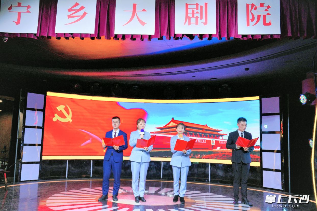 宁乡市政协举办“书香汇·理论之光照亮前行之路”活动。  均为长沙晚报全媒体记者张禹、通讯员李雨璇摄影报道