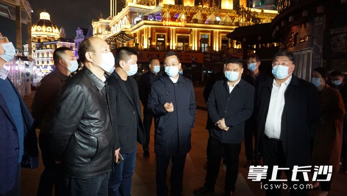 彭华松（中）率队调研城市夜经济工作。