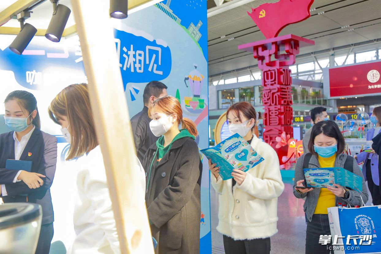 游客领取咖啡地图。均为主办方供图