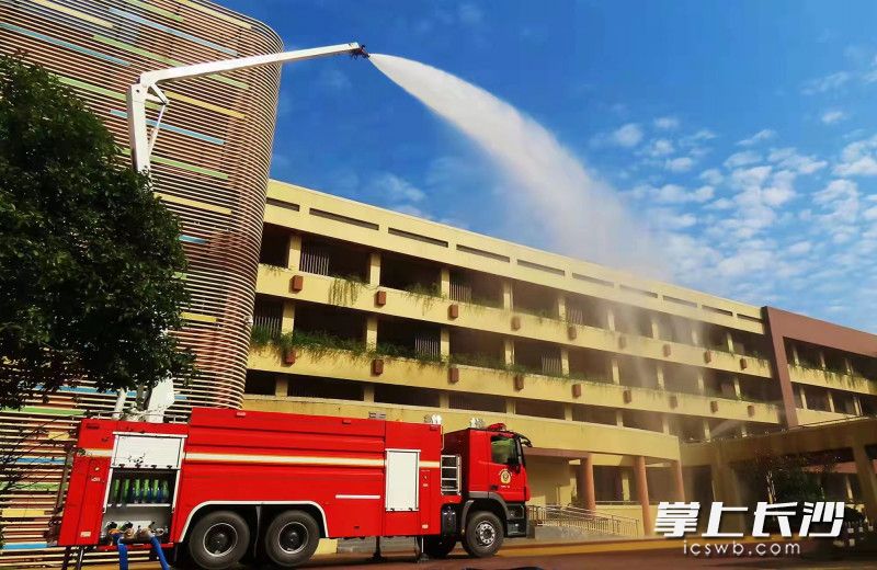 东方红消防救援站应邀来到明华小学参加学校消防演习，图为消防员扑灭“大火”。均为长沙晚报通讯员 李文翠 供图