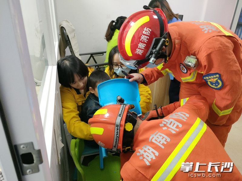 消防员破拆塑料椅，将男童手指取出。长沙晚报通讯员 陈紫阳 供图