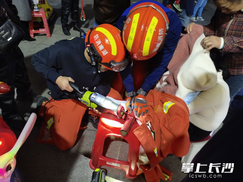 消防员切割破拆蹦床铁管，实施救援。长沙晚报通讯员 刘书径 供图