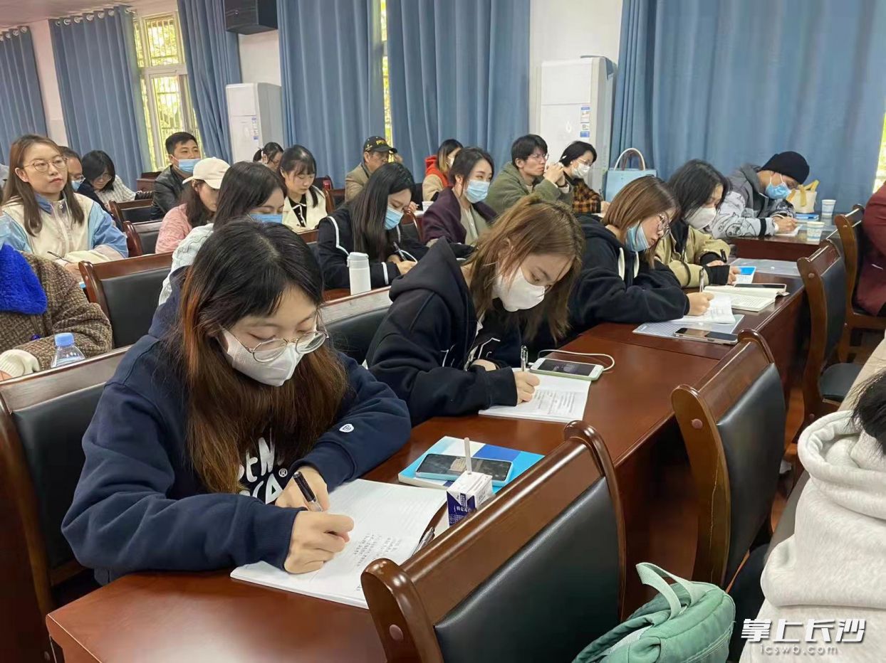 学员认真听讲。   均为主办方供图