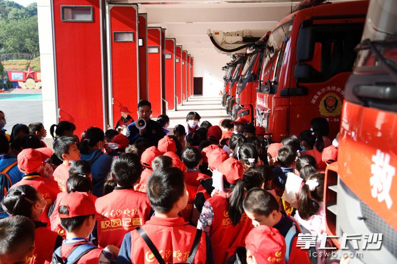 11月13日，来自和平小学、泉塘小学、红卫小学等学校的400多名长沙晚报小记者走进开福区鹅秀中心消防救援站。  均为长沙晚报全媒体记者刘琦摄