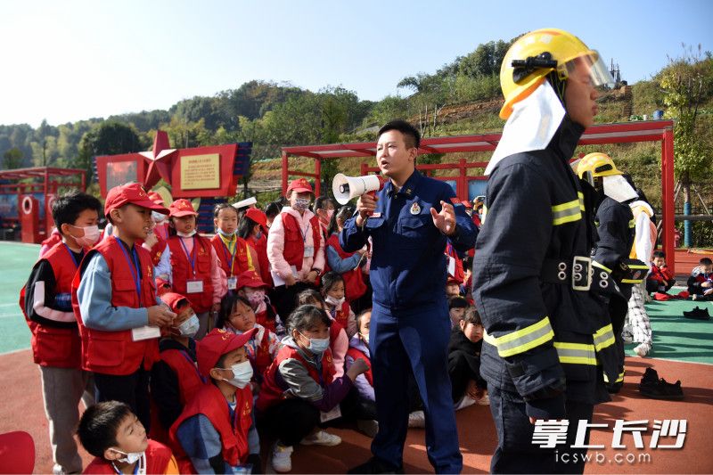 消防员为大家介绍灭火防护服及身上佩戴的装备。