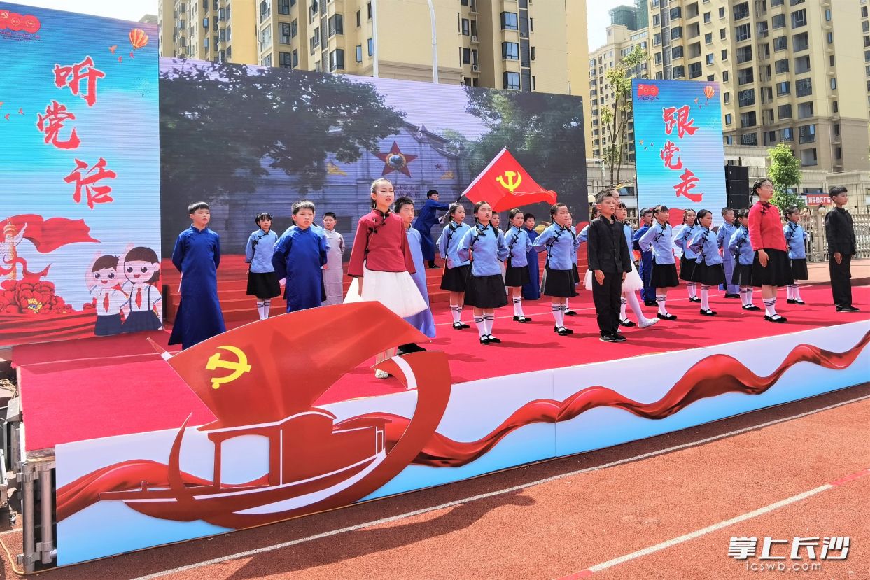 宁乡市各中小学寓教于乐传承红色基因，图为白马桥街道滨江小学孩子们在朗诵红色经典。