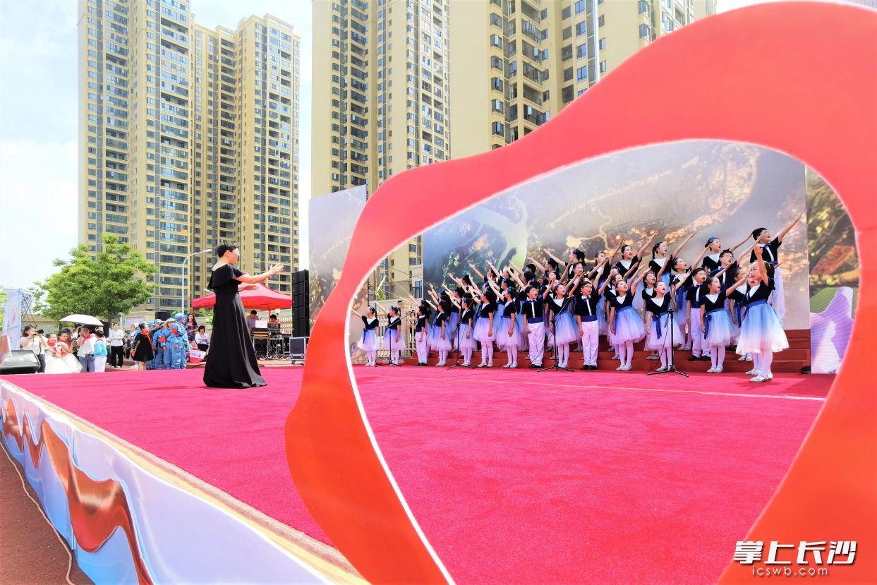 宁乡市各中小学寓教于乐传承红色基因，图为白马桥街道滨江小学音乐社团正在表演合唱《追寻》。
