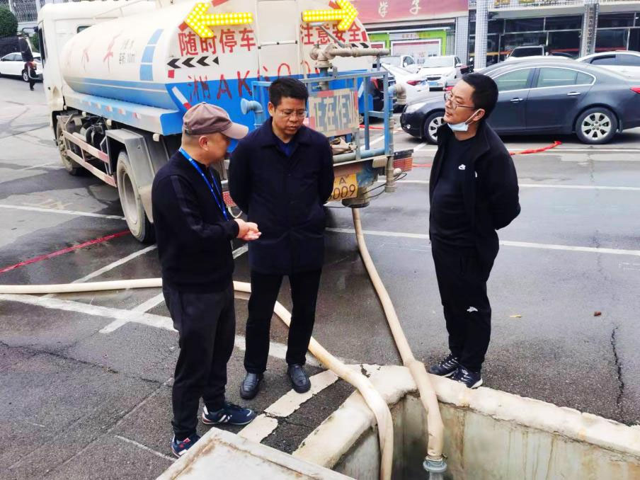 15日9时至17时，联合环卫系统6台洒水车全天候将干净的水源注入长沙南方职业学院的蓄水池。学校供图